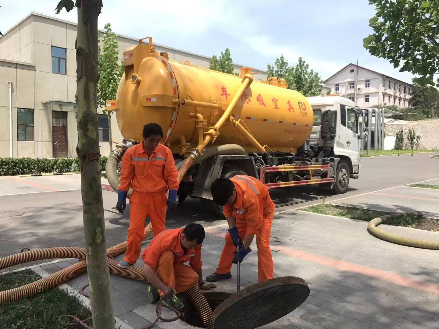 天安乡化粪池清理与5-8吨吸粪车施工效率分析